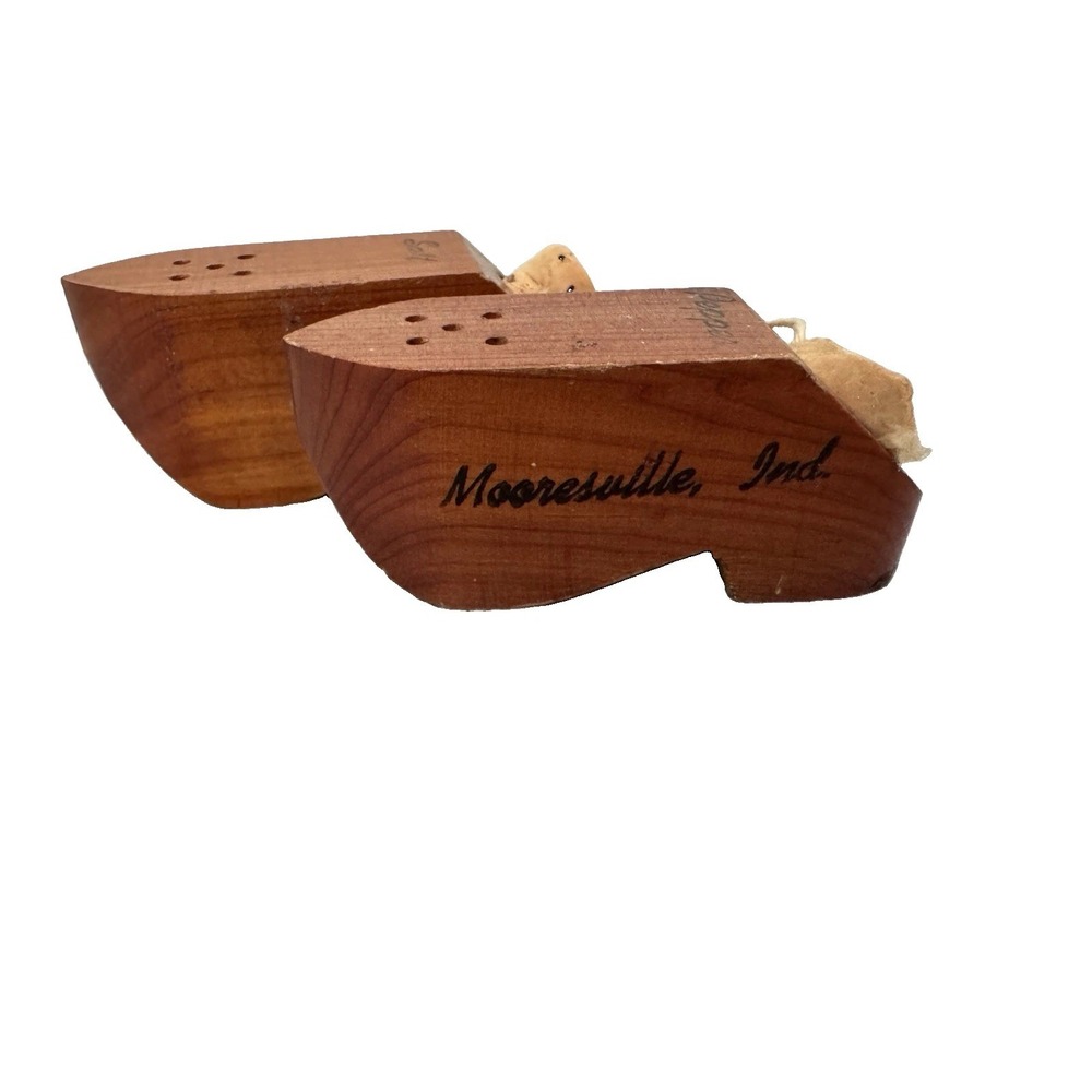 VTG Small Mooresville Indiana Wooden Shoe Salt Pepper Shakers Cork Souvenir 1”